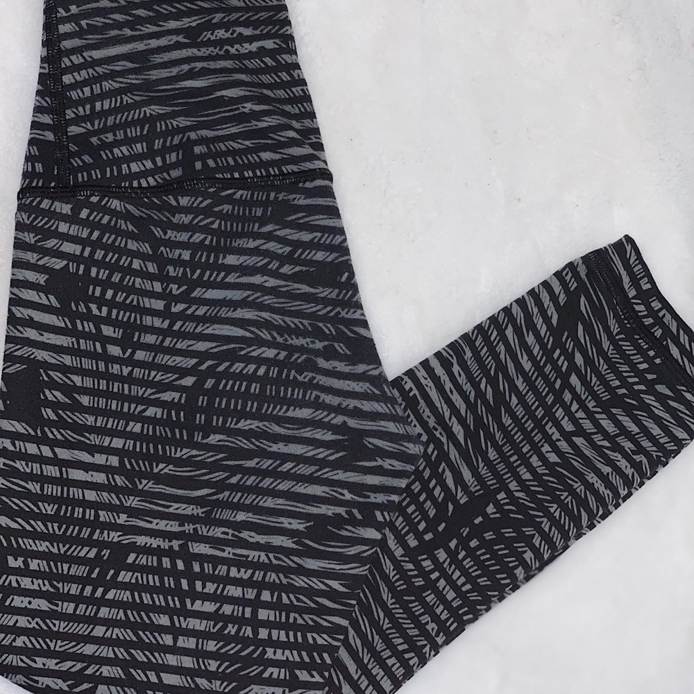 NWOT LULULEMON CAPRI LEGGINGS
